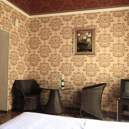 Carzone Motel Bishkek Bagian luar foto