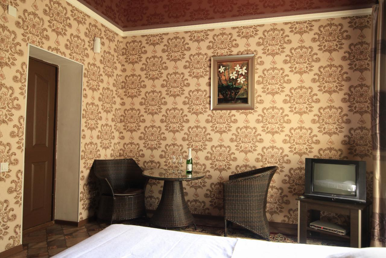 Carzone Motel Bishkek Bagian luar foto